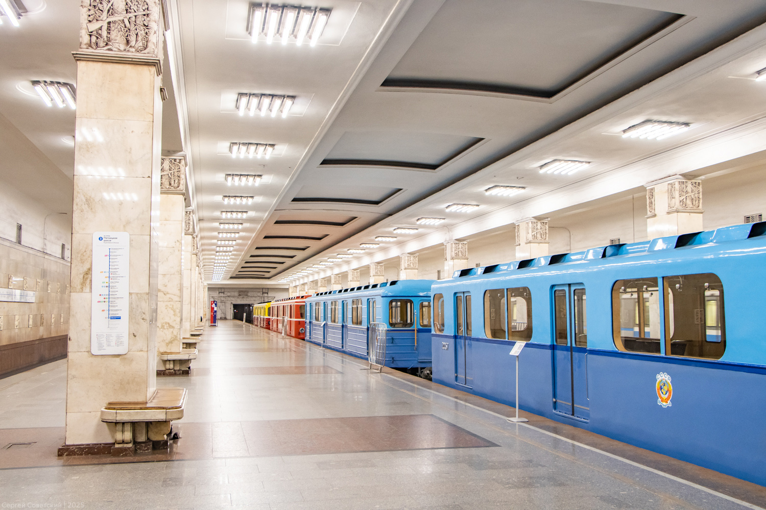 Москва — Метрополитен — [3] Арбатско-Покровская линия; Москва — Праздничные мероприятия, выставки подвижного состава и Парад поездов к 90-летию Московского метрополитена 15 — 18 мая 2025