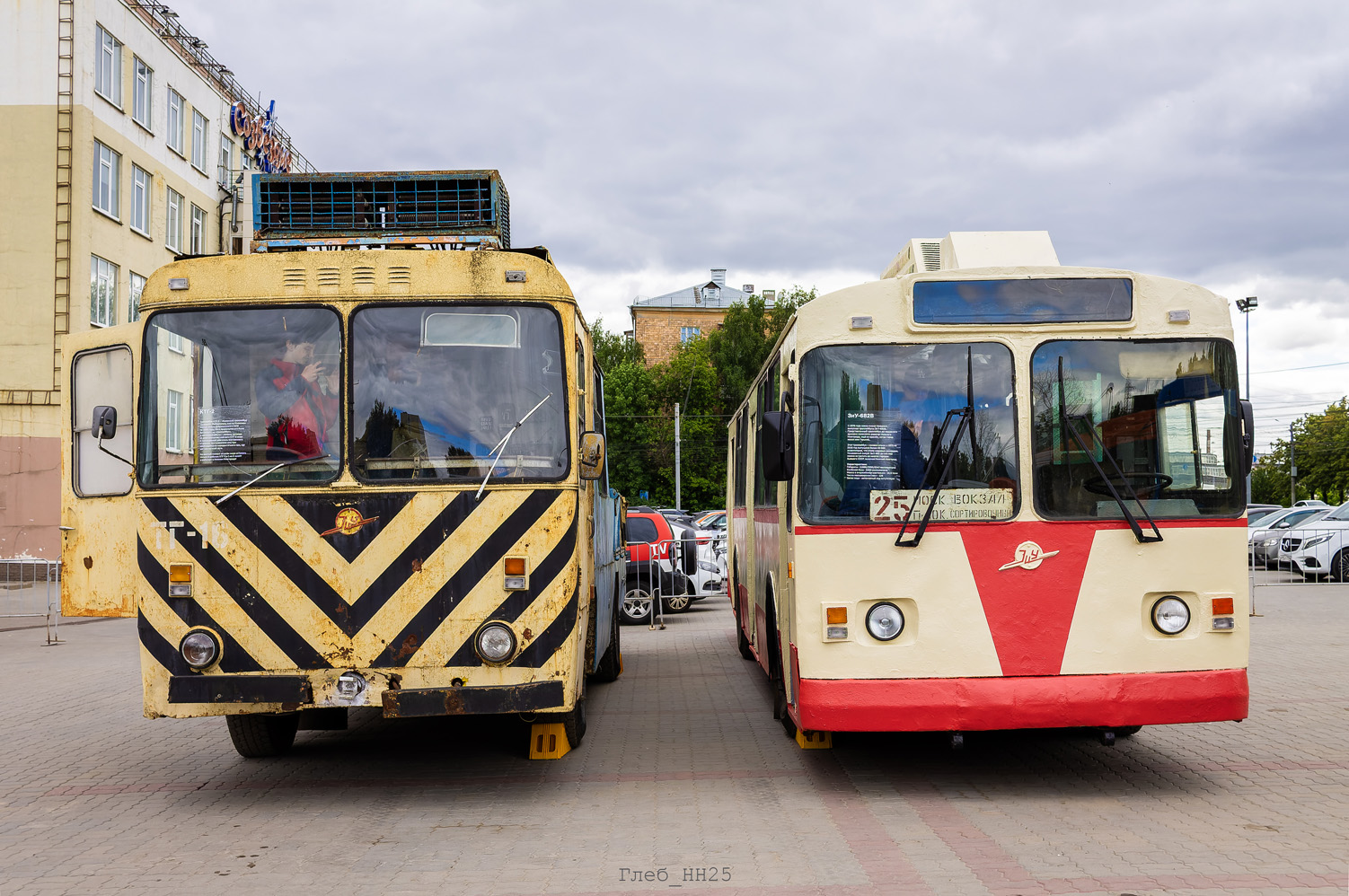 Žemutinis Naugardas, KTG-2 nr. ТГ-16; Žemutinis Naugardas, ZiU-682V nr. 1698; Žemutinis Naugardas — Parade and exhibition in honor of the 78th anniversary of the Nizhny Novgorod trolleybus 28.06.25