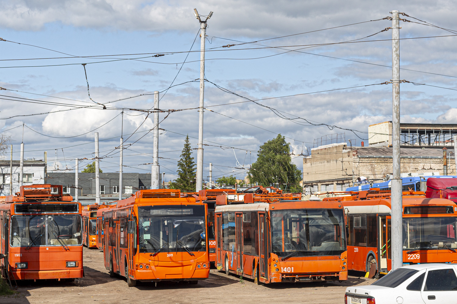 Žemutinis Naugardas, VMZ-5298.01 “Avangard” nr. 3911; Žemutinis Naugardas, Trolza-5265.00 “Megapolis” nr. 1401