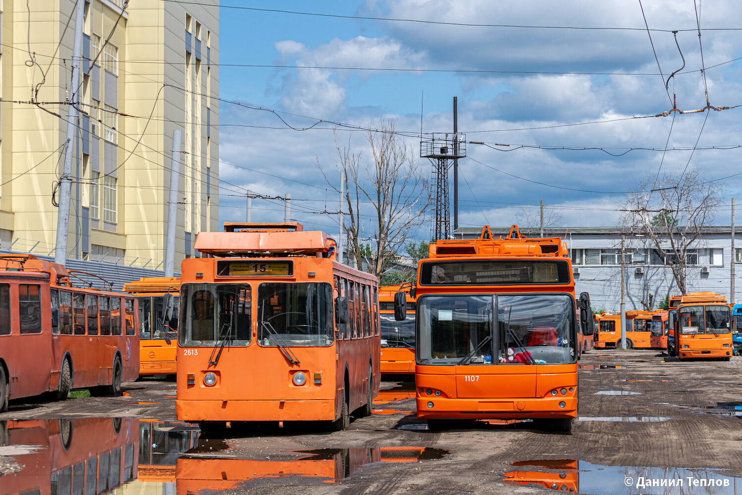 Нижний Новгород, ЗиУ-682 КР Иваново № 2613; Нижний Новгород, СВАРЗ-МАЗ-6235.00 № 1107