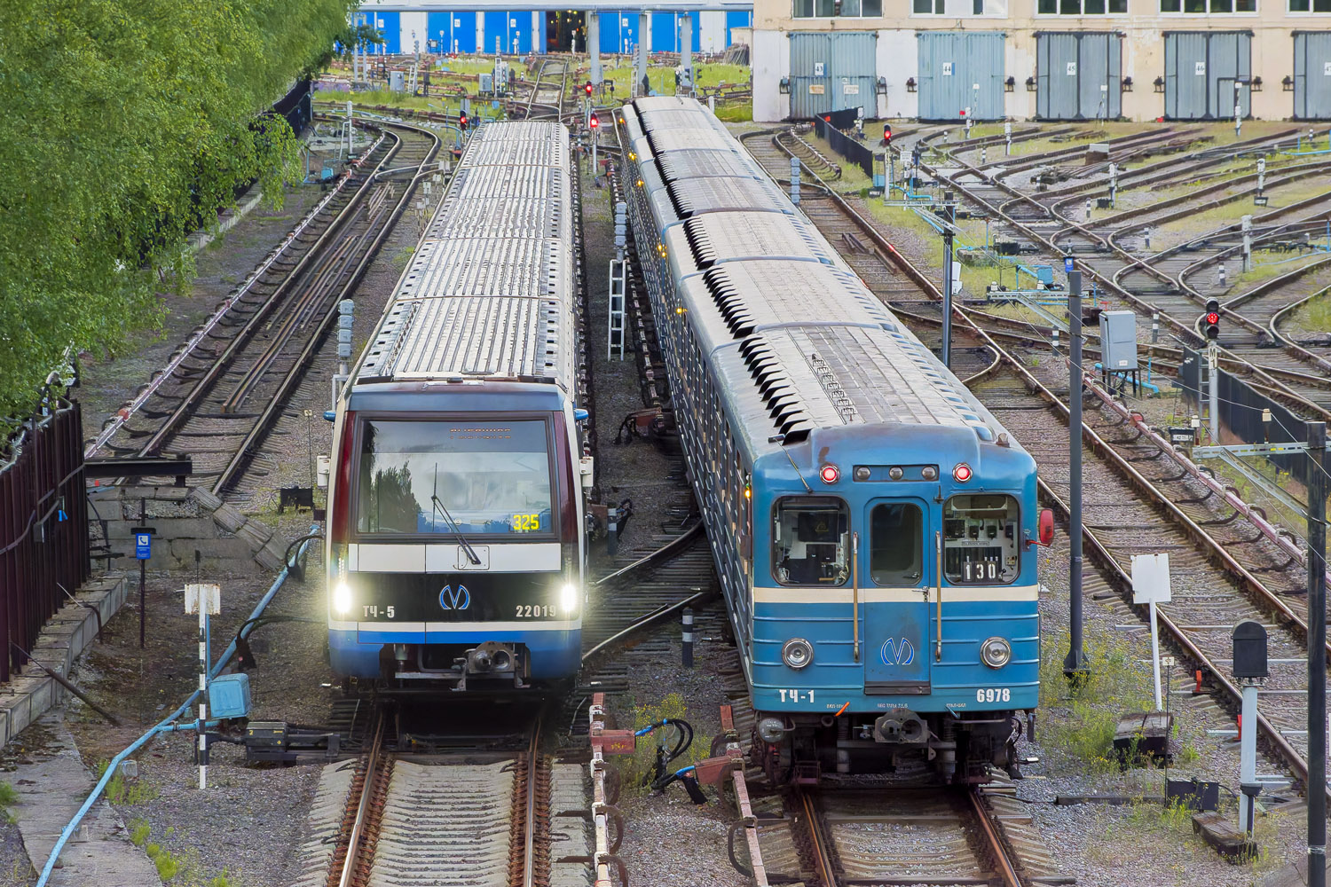 Санкт-Петербург, 81-722 «Юбилейный» № 22019; Санкт-Петербург, Ема-502 № 6978 Санкт-Петербург, 81-722 «Юбилейный» № 22019; Санкт-Петербург, Ема-502 № 6978