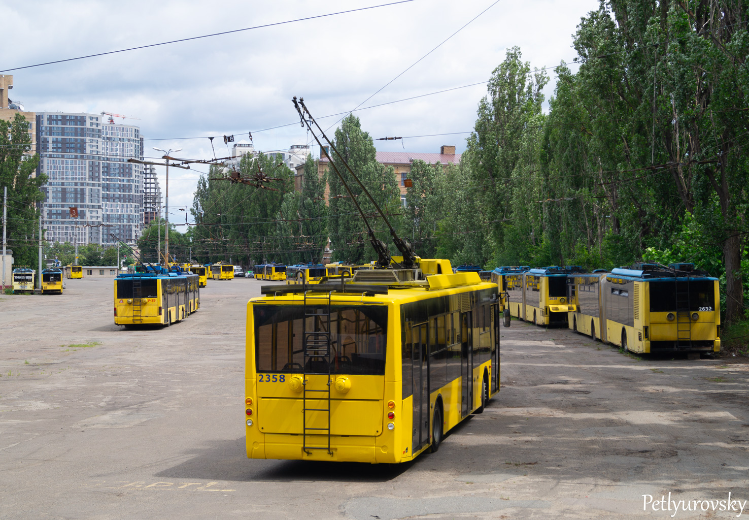 Kyiv, LAZ E301D1 Br. 2619; Kyiv, LAZ E301D1 Br. 2648; Kyiv, Bogdan T70110 Br. 2358; Kyiv — Trolleybus depots: 2