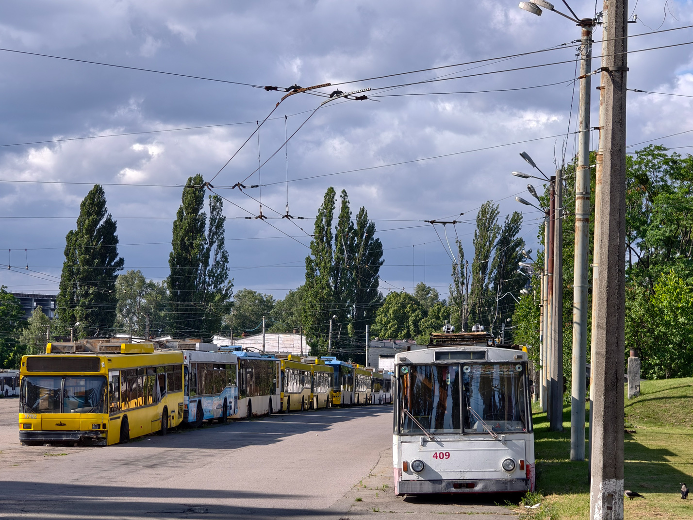 Киев, MAZ-103T № 3702; Киев, Škoda 14Tr02/6 № 409; Киев — Trolleybus depots: 3
