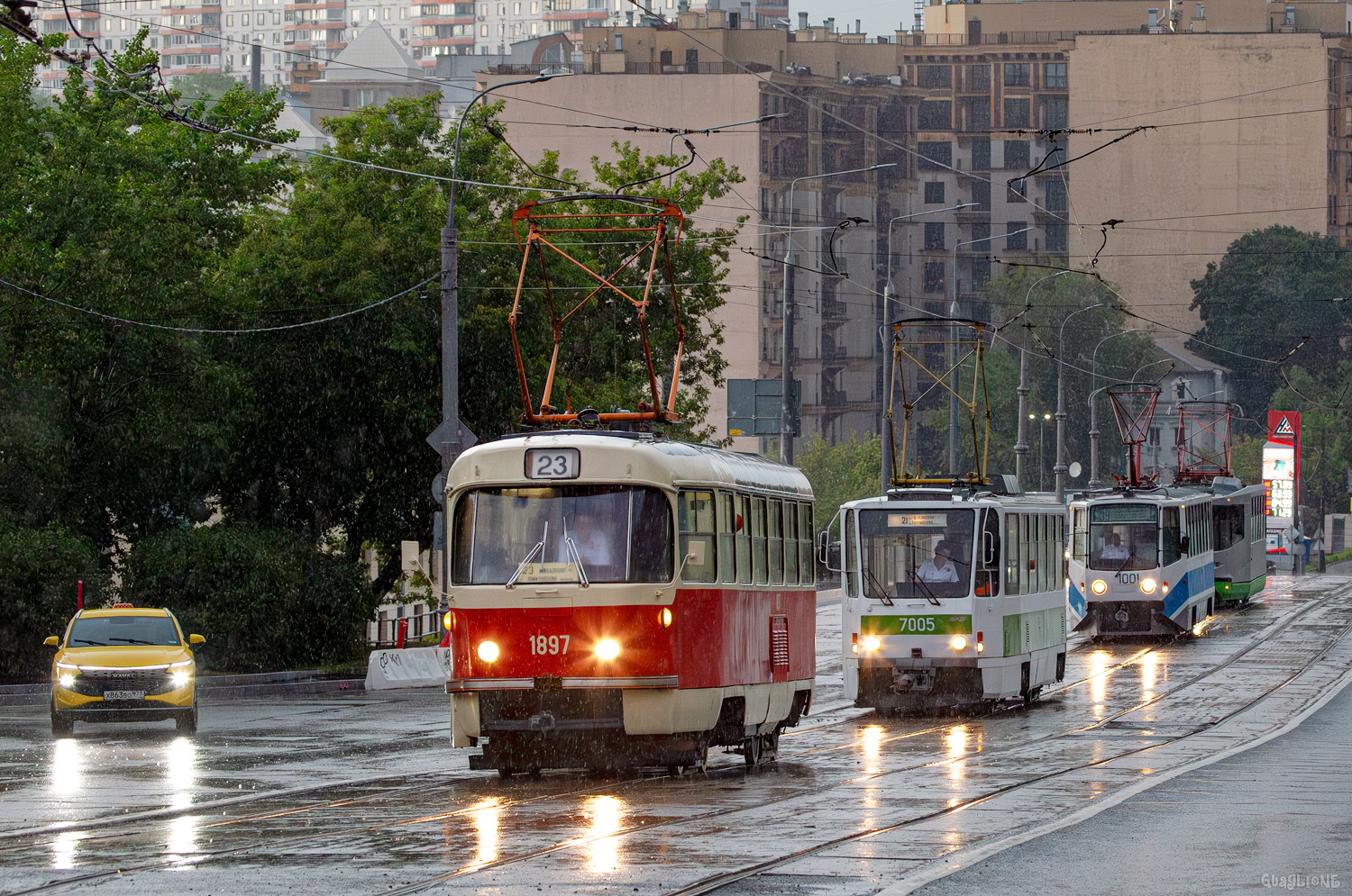Москва, Tatra T3SU (двухдверная) № 1897; Москва, Tatra T7B5 № 7005; Москва — День Московского транспорта — 2025 (ночные репетиции парада трамваев 05.07.2025 и 10.07.2025, парад и выставка трамваев 12.07.2025)
