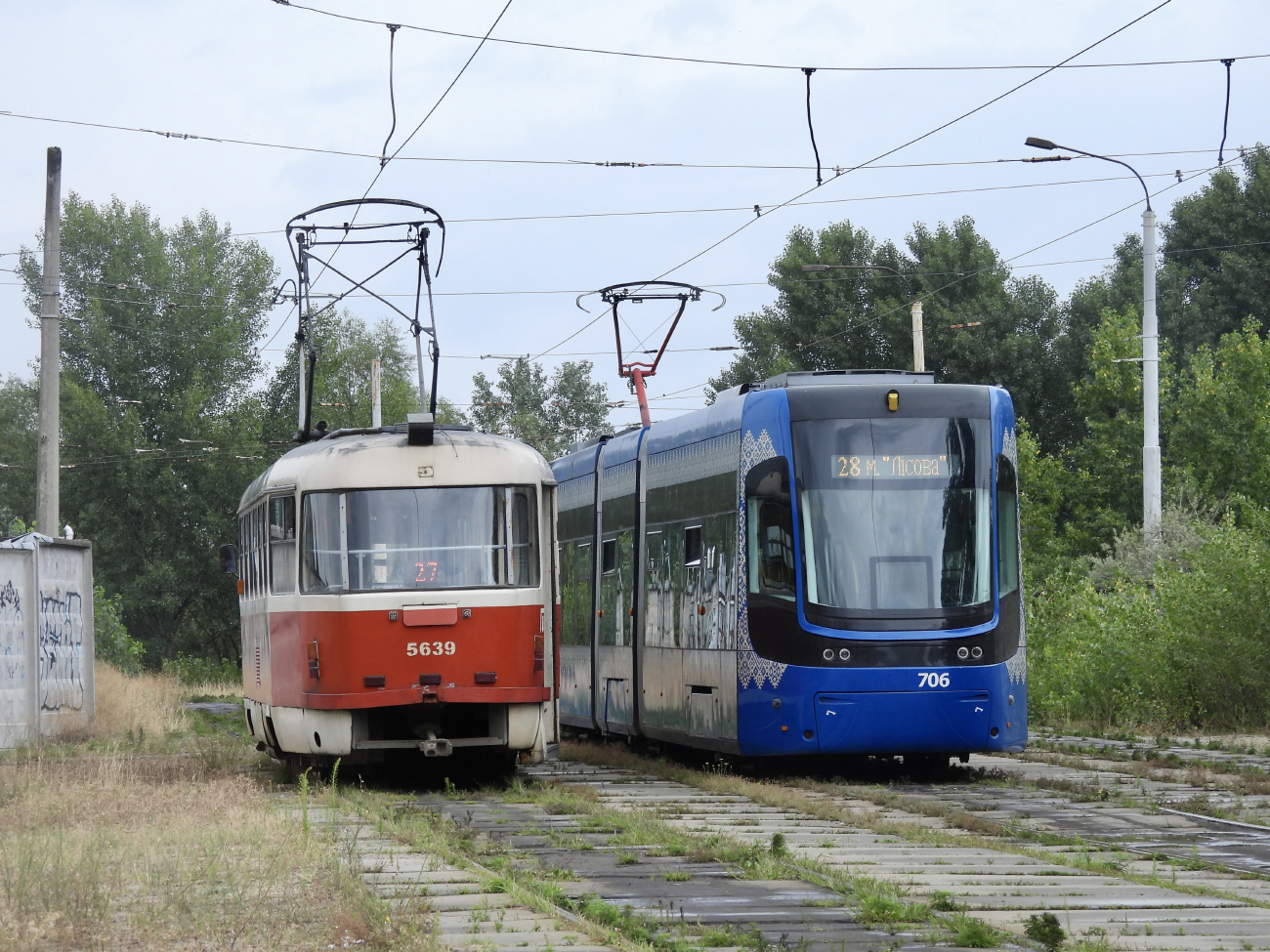 Kiova, Tatra T3SUCS # 5639; Kiova, PESA 71-414K-2 (Fokstrot) # 706