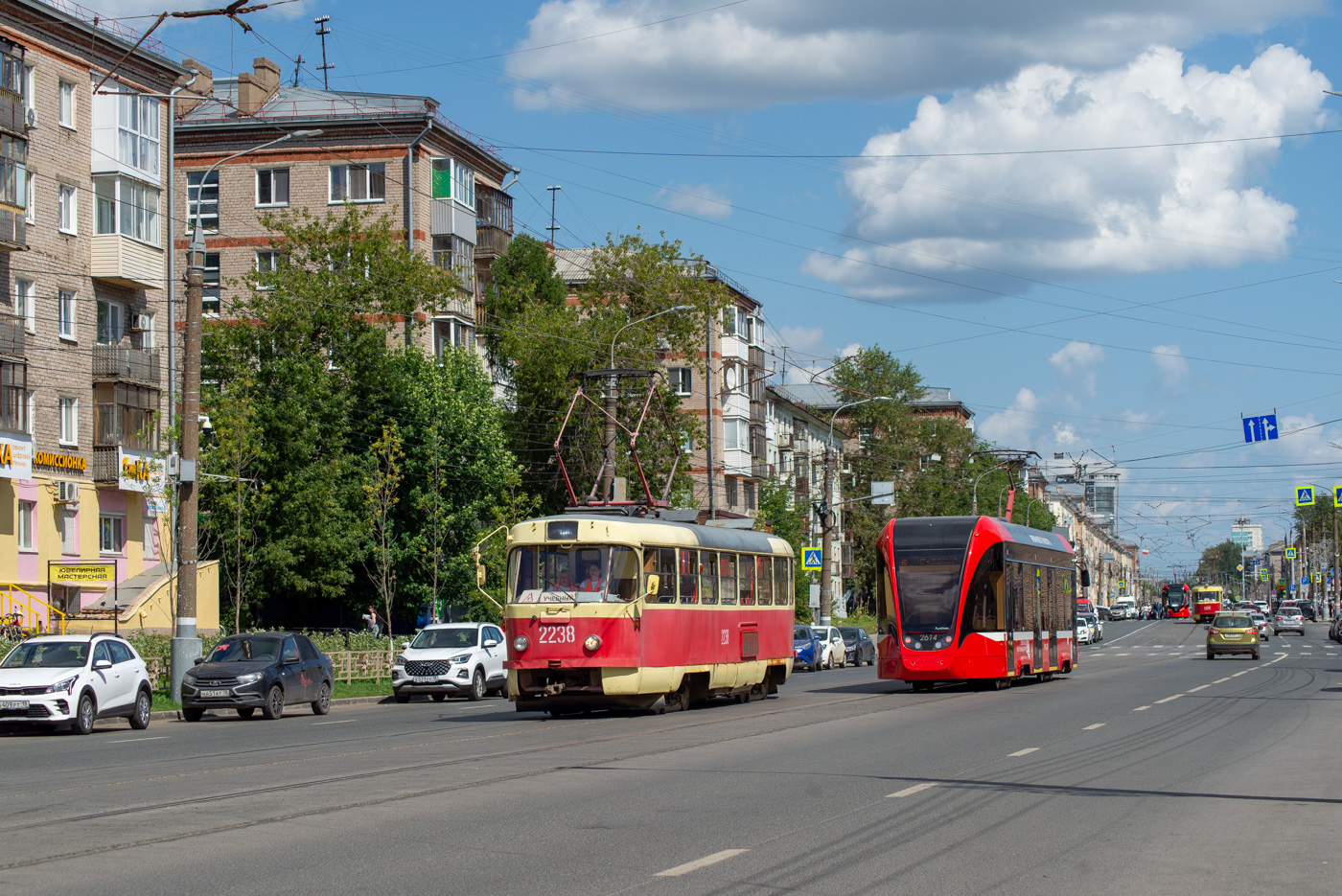 Ijevsk, Tatra T3SU (2-door) Nr. 2238; Ijevsk, 71-911EM “Lvyonok” Nr. 2614