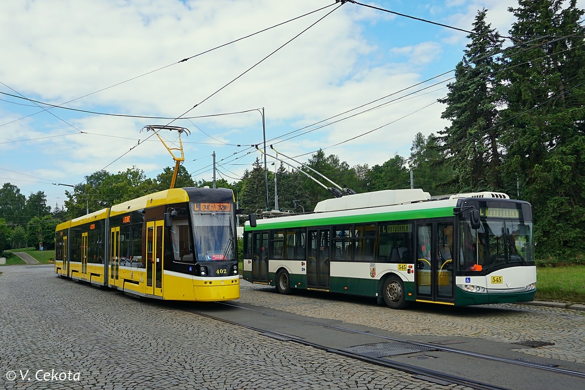 Pilsen, Škoda 40T ForCity Smart N°. 402; Pilsen, Škoda 26Tr Solaris III N°. 545