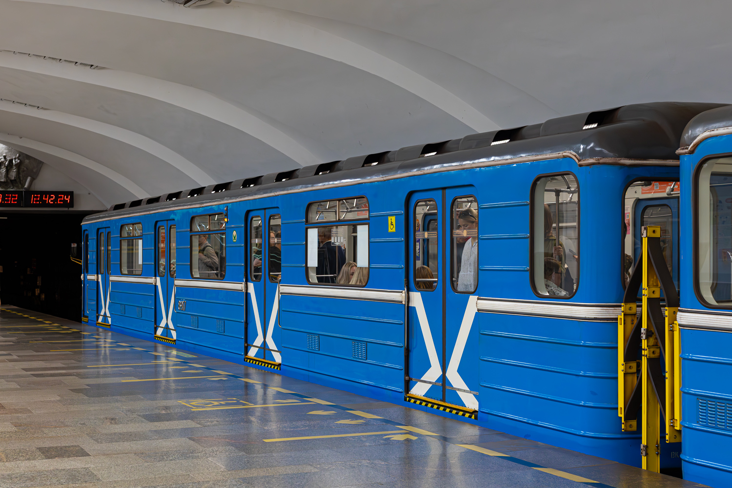 Екатеринбург, 81-717.5 (ЛВЗ/ВМ) № 8917