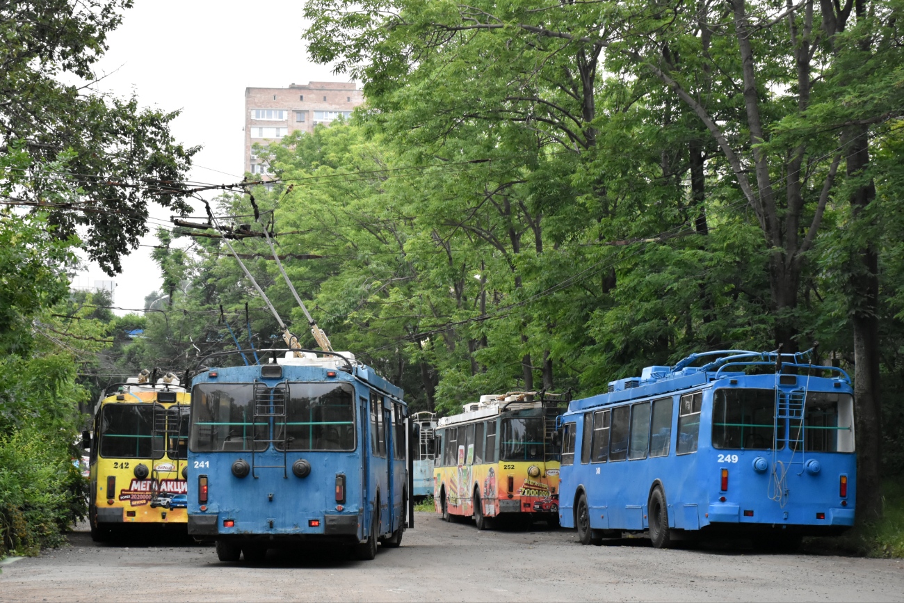 Vladivostok, ZiU-682G-016.02 č. 241; Vladivostok, ZiU-682G-016.02 č. 249
