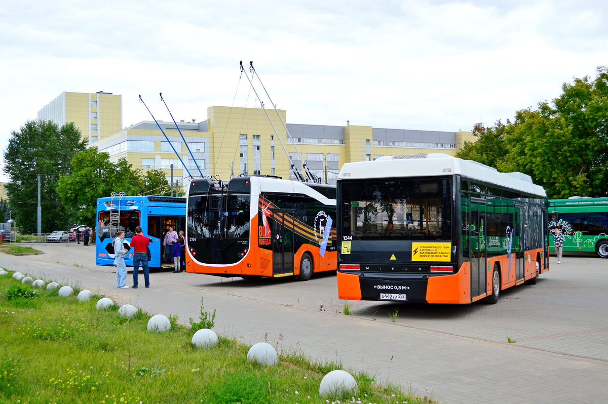 Nischni Nowgorod, Nizhjekotrans-6256 «MiNiN» (BKM E450) Nr. 1044; Nischni Nowgorod — Parade and exhibition in honor of the 78th anniversary of the Nizhny Novgorod trolleybus 28.06.2025