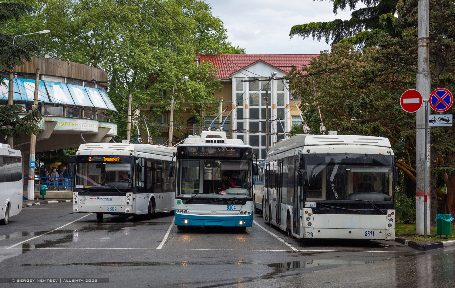 Krim-Obus, Bogdan T70110 Nr. 8304; Krim-Obus, Trolza-5265.05 “Megapolis” Nr. 8611