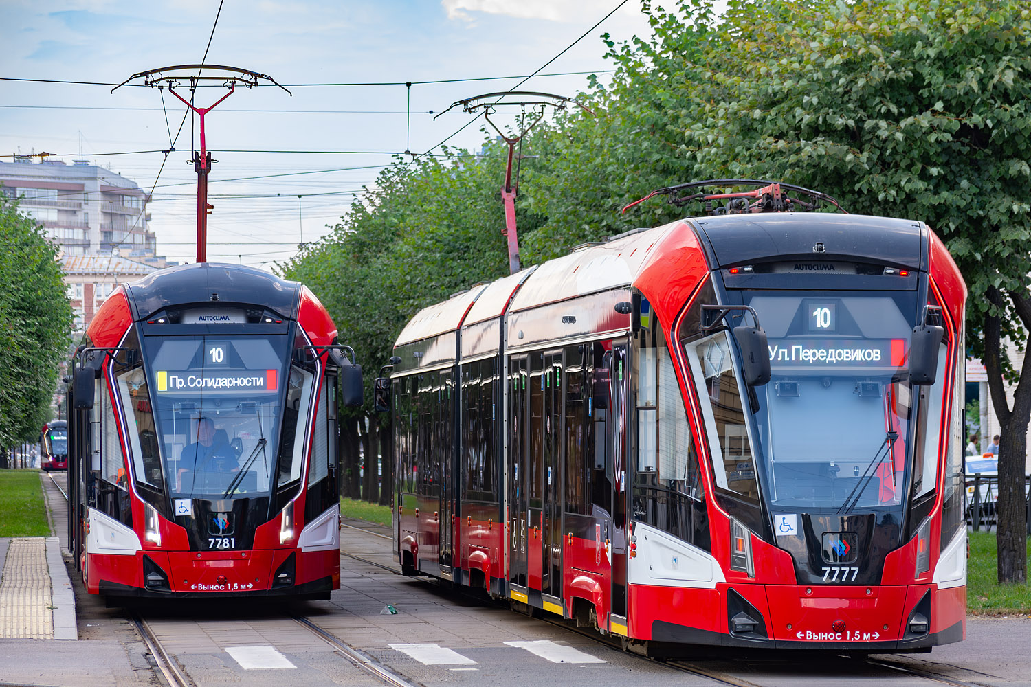 Sankt Petersburg, 71-932 “Nevskiy” Nr. 7781; Sankt Petersburg, 71-932 “Nevskiy” Nr. 7777
