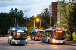 Szentpétervár, Trolza-5265.00 “Megapolis” # 6409; Szentpétervár, Trolza-5265.08 “Megapolis” # 6056; Szentpétervár, VMZ-5298.01 “Avangard” # 6868