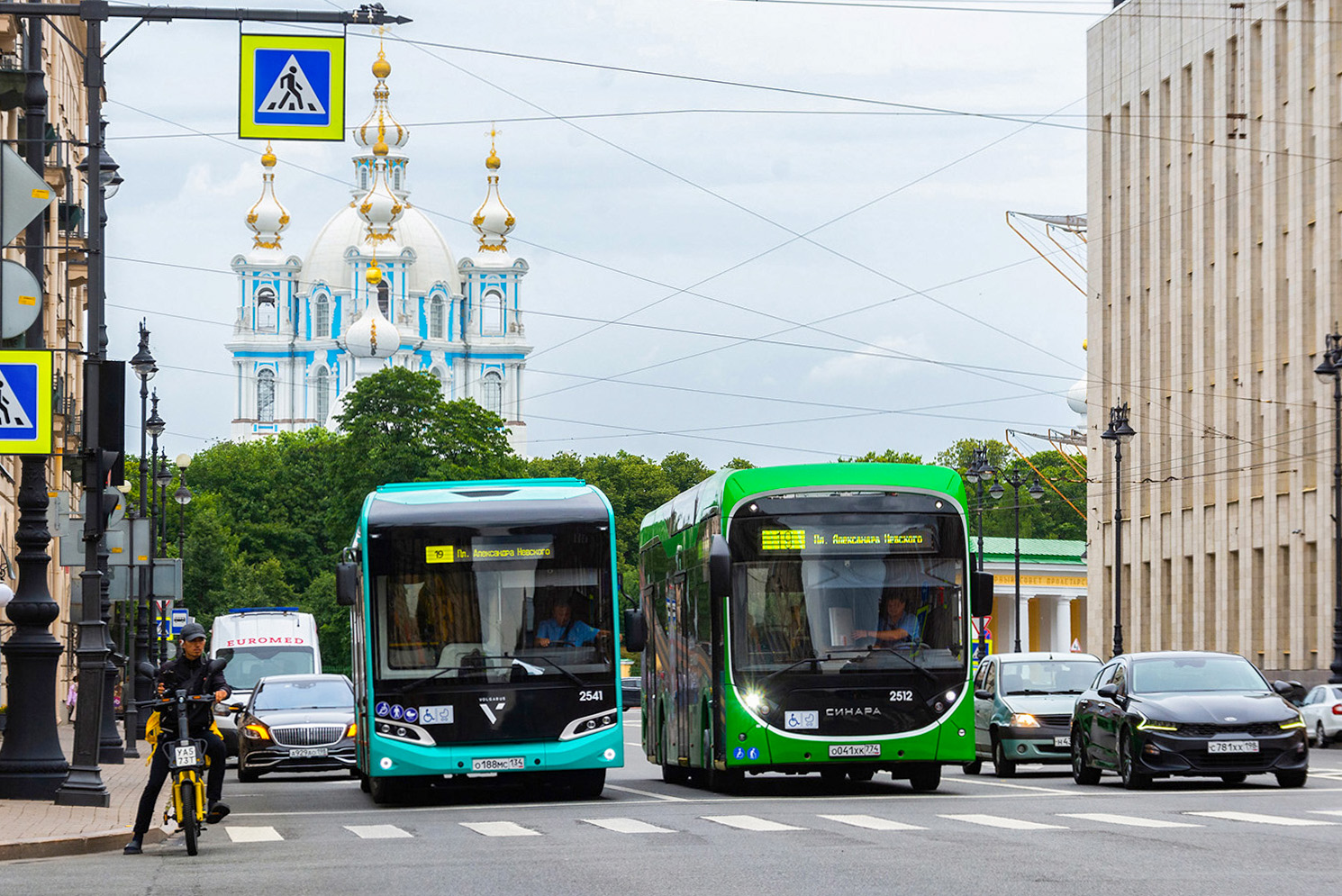 სანქტ-პეტერბურგი, Volgabus-5270.E0 № 2541; სანქტ-პეტერბურგი, Sinara 6253 № 2512