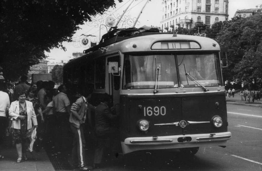 Kyjev, Škoda 9TrH29 č. 1690; Kyjev — Closed trolleybuses lines; Kyjev — Historical photos