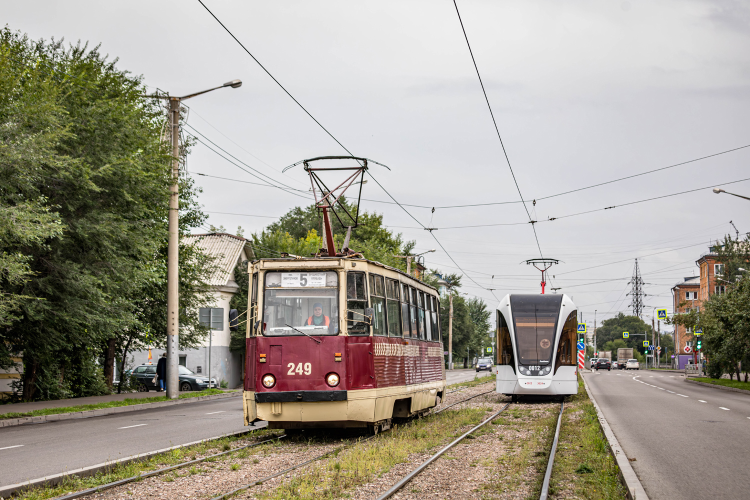 Красноярск, 71-605 (КТМ-5М3) № 249; Красноярск, 71-911ЕМ «Львёнок» № 0012