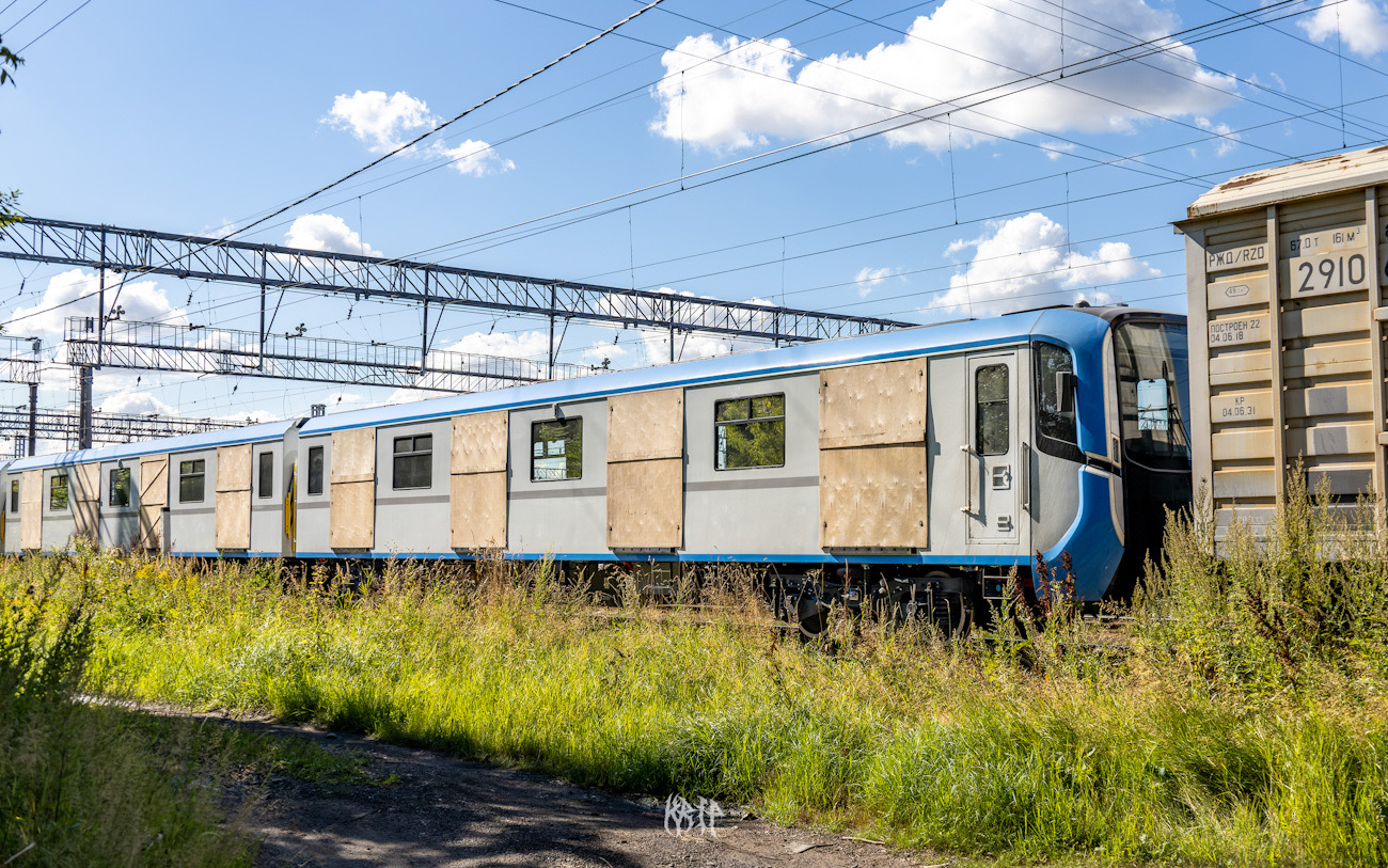 Szentpétervár, 81-725.2 "Baltiets" — 25087; Szentpétervár — Metro — Transport of subway cars by railway