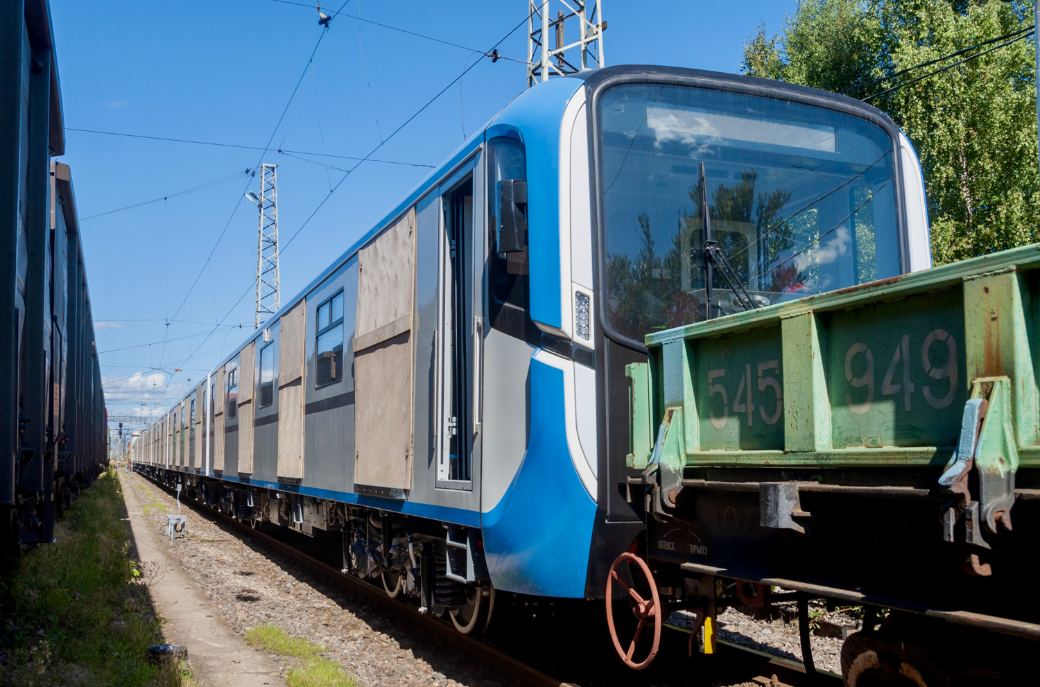 Sankt Peterburgas, 81-725.2 "Baltiets" nr. 25088; Sankt Peterburgas — Metro — Transport of subway cars by railway