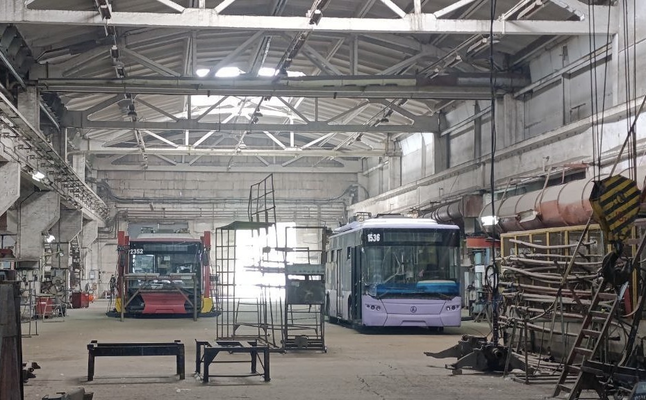 Донецк, ЛАЗ E183A1 № 2352; Донецк, ЛАЗ E183A1 № 1536