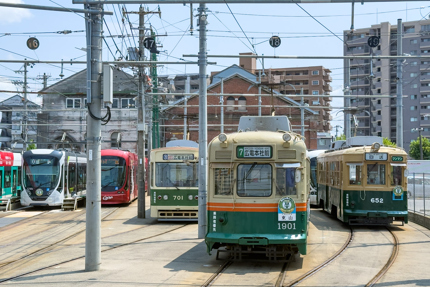 Hiroshima, Hiroshima 700 series č. 701; Hiroshima, Hiroshima 1900 series č. 1901; Hiroshima, Hiroshima 650 series č. 652 Hiroshima, Hiroshima 700 series č. 701; Hiroshima, Hiroshima 1900 series č. 1901; Hiroshima, Hiroshima 650 series č. 652