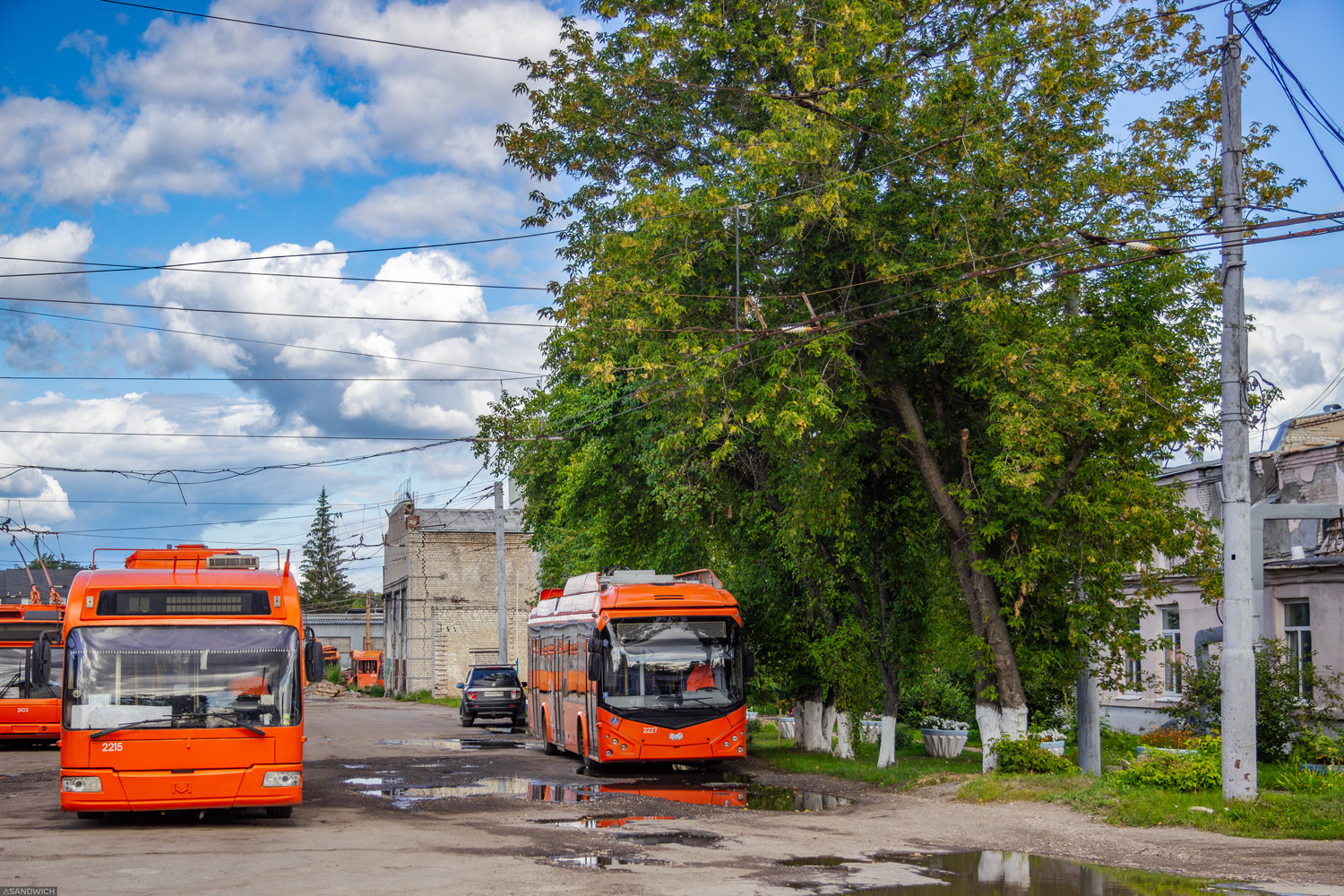 Nijni Novgorod, BKM 321 N°. 2215; Nijni Novgorod, BKM 32100D N°. 2227