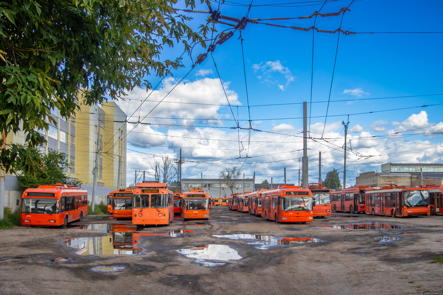 Нижний Новгород, БКМ 321 № 2204; Нижний Новгород, ЗиУ-682 КР Иваново № 2613; Нижний Новгород, БКМ 321 № 2225; Нижний Новгород, СВАРЗ-6235.01 (БКМ 32100М) № 2222; Нижний Новгород, Тролза-5265.00 «Мегаполис» № 1401