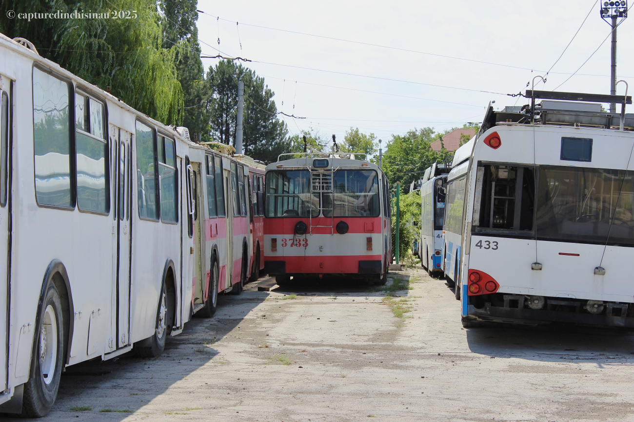 Chisinau, ZiU-682V10 N°. 3733; Chisinau — Trolleybus depot # 3 Chisinau, ZiU-682V10 N°. 3733; Chisinau — Trolleybus depot # 3
