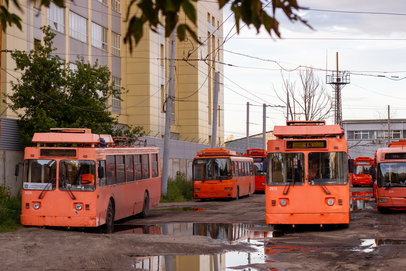 Нижний Новгород, ЗиУ-682 КР Иваново № 2629; Нижний Новгород, ЛиАЗ-5280 (ВЗТМ) № 2307; Нижний Новгород, ЗиУ-682 КР Иваново № 2613 Нижний Новгород, ЗиУ-682 КР Иваново № 2629; Нижний Новгород, ЛиАЗ-5280 (ВЗТМ) № 2307; Нижний Новгород, ЗиУ-682 КР Иваново № 2613