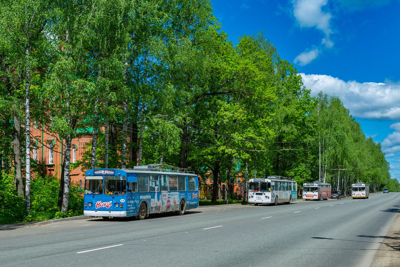 Йошкар-Ола, ЗиУ-682В-012 [В0А] № 228; Йошкар-Ола, ЗиУ-682Г [Г00] № 201