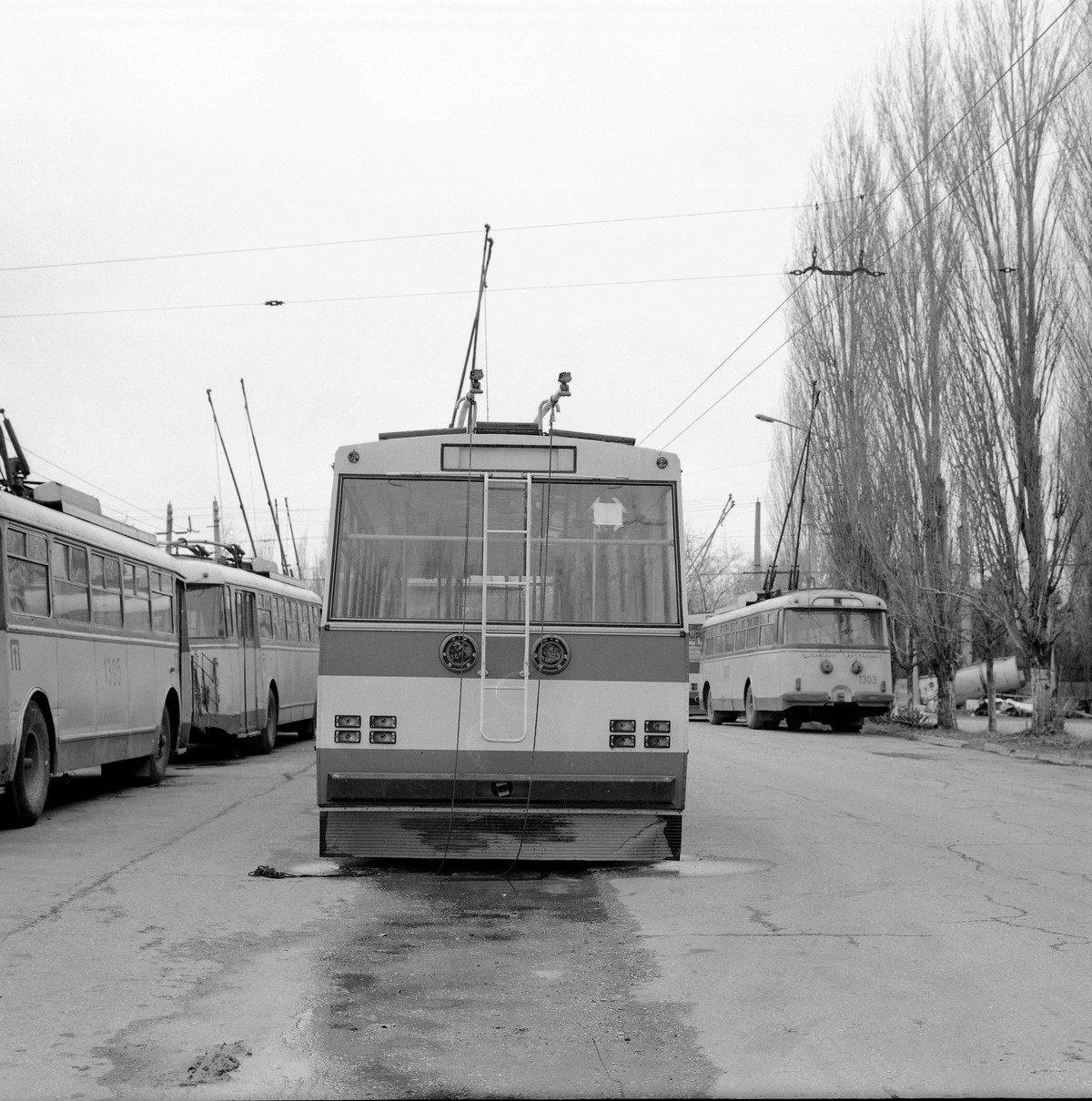 Crimean trolleybus, Škoda 9Tr15 # 1305; Crimean trolleybus, Škoda 9Tr15 # 1306; Crimean trolleybus, Škoda 9Tr15 # 1303; Crimean trolleybus — Historical photos (1959 — 2000)