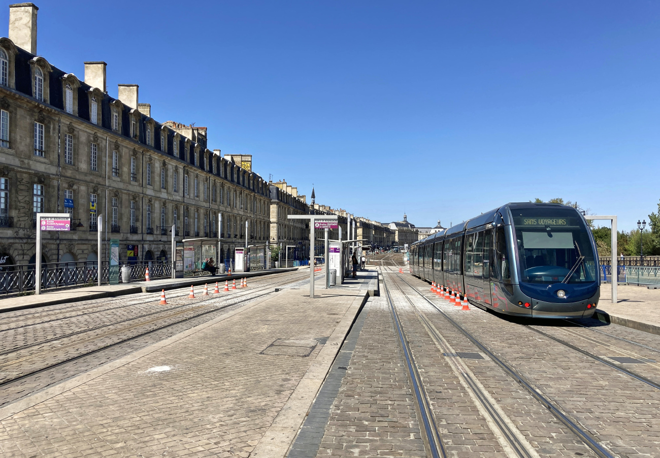 Бордо, Alstom Citadis 402 № 2215; Бордо — Трамвайные линии и инфраструктура