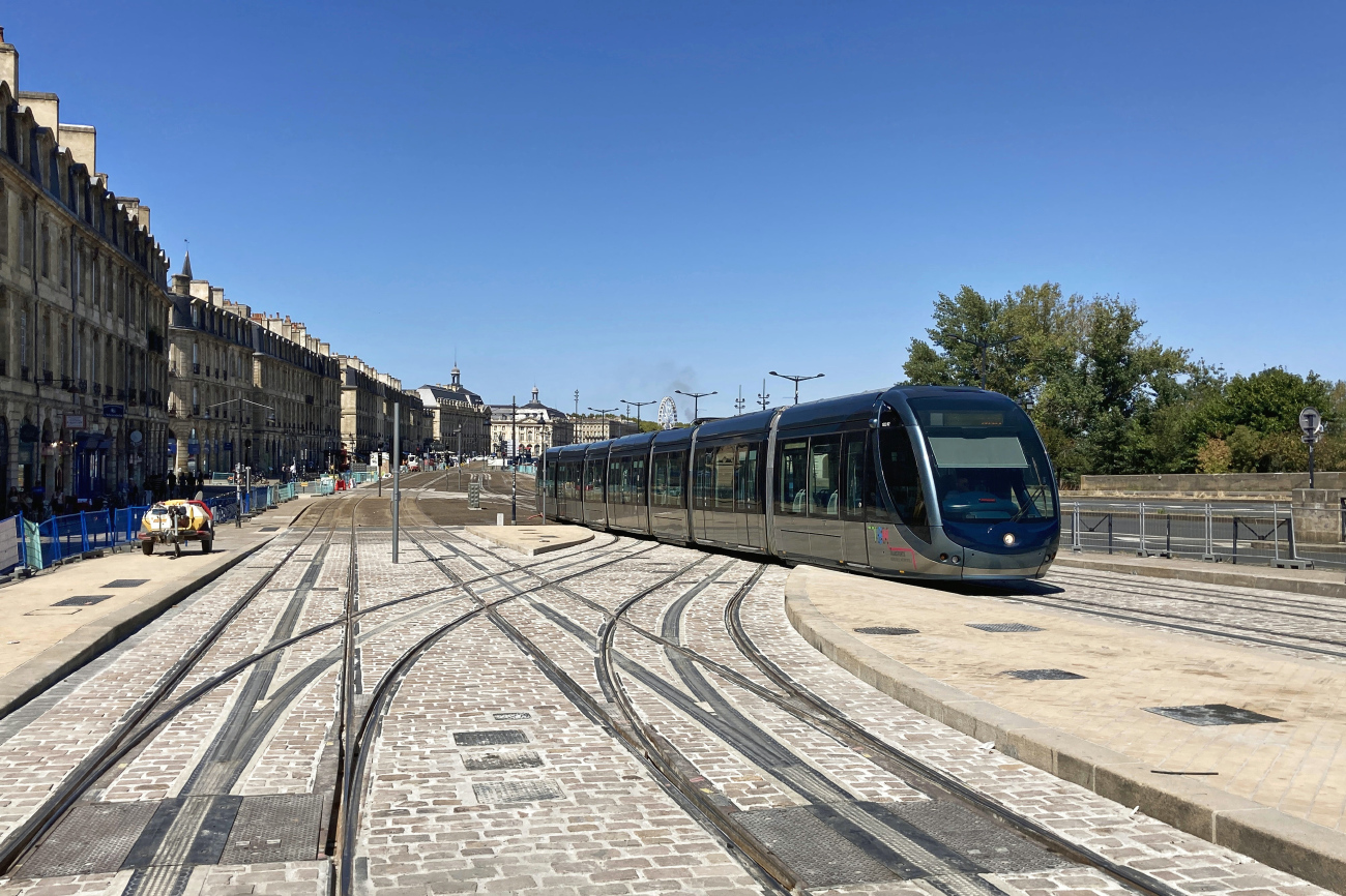 Bordeaux, Alstom Citadis 402 № 1852; Bordeaux — Tramway Lines and Infrastructure Bordeaux, Alstom Citadis 402 № 1852; Bordeaux — Tramway Lines and Infrastructure