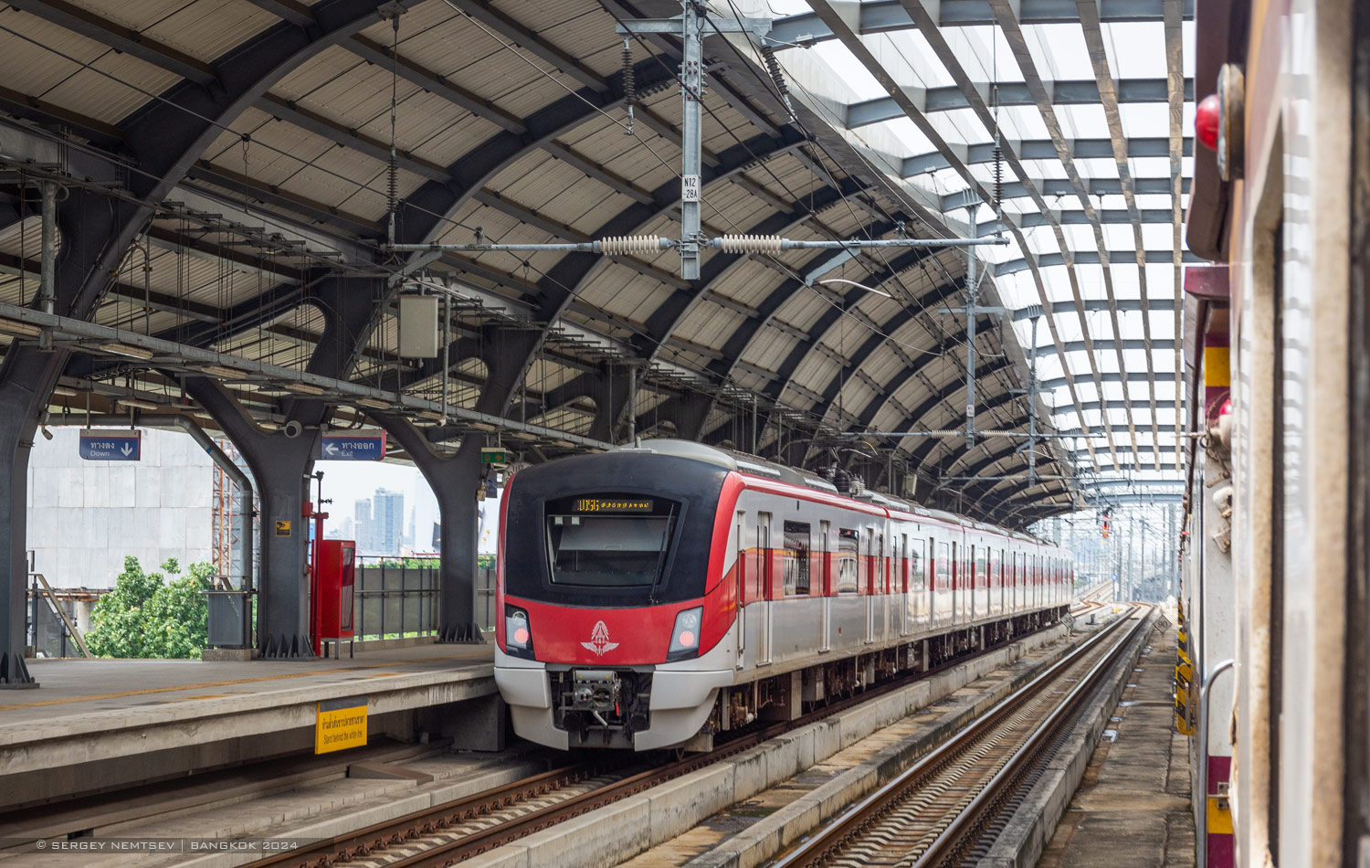 Бангкок — Основная линия СРТ (รถไฟฟ้าชานเมือง สายสีแดงอ่อน, รถไฟฟ้าชานเมือง สายสีแดงเข้ม)