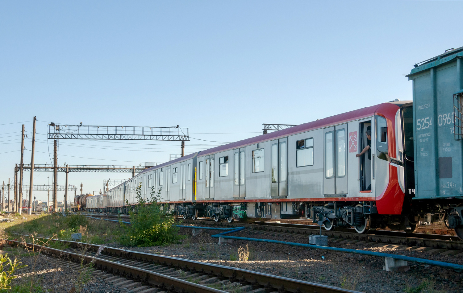 Saint-Petersburg, 81-725.1 "Baltiets" Br. 25073; Saint-Petersburg — Metro — Transport of subway cars by railway