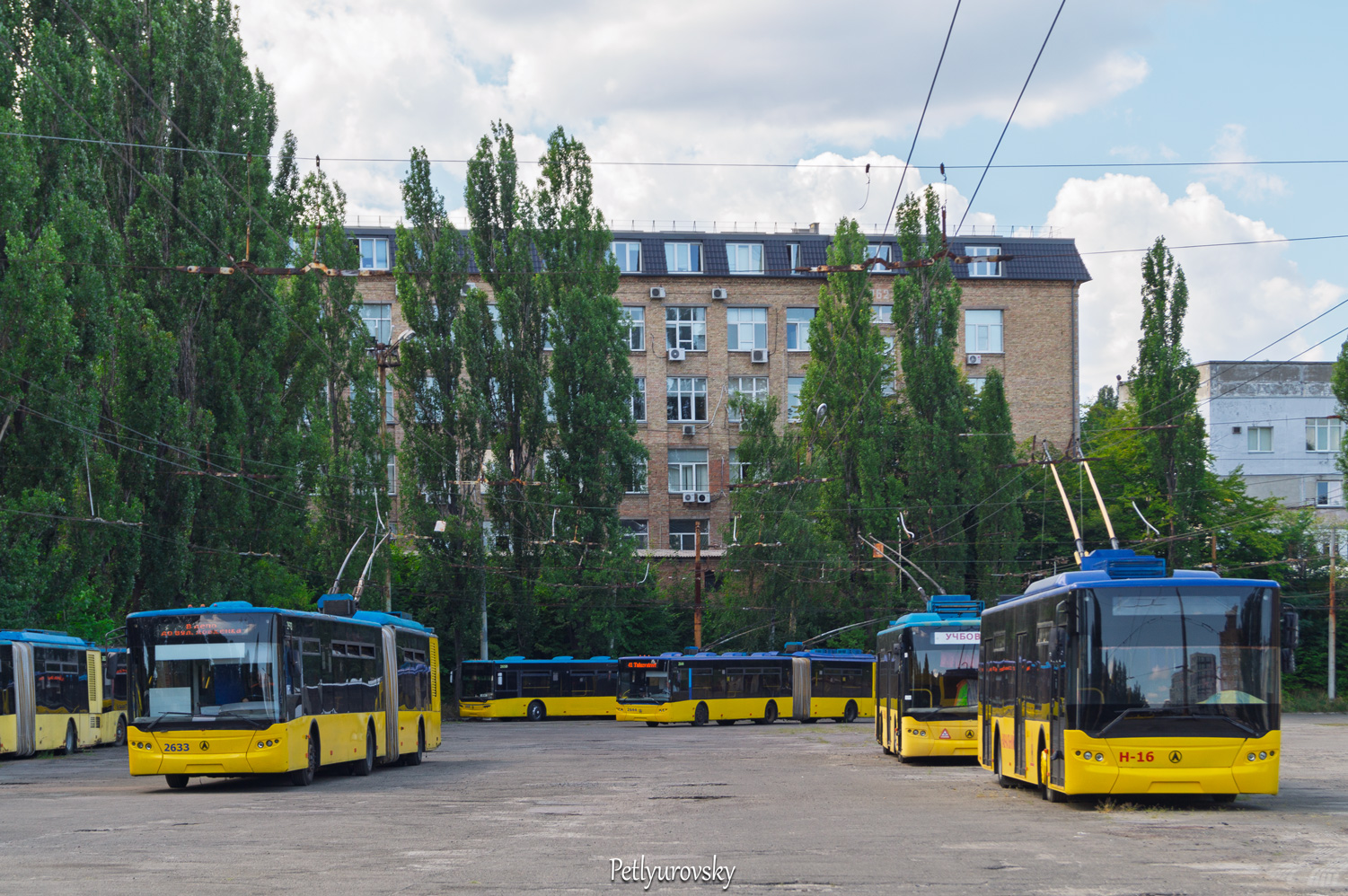 Киев, ЛАЗ E301D1 № 2633; Киев, ЛАЗ E183D1 № Н-16; Киев — Троллейбусные депо: 2