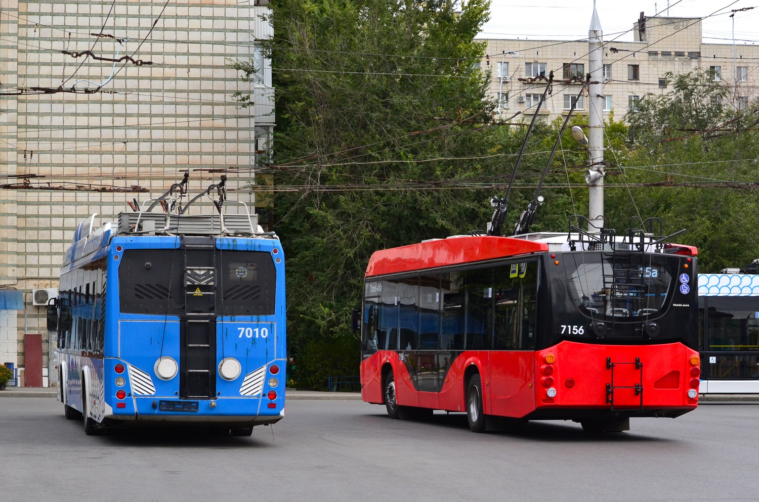 Волгоград, БКМ 32100D № 7010; Волгоград, ВМЗ-5298.01 «Авангард» № 7156