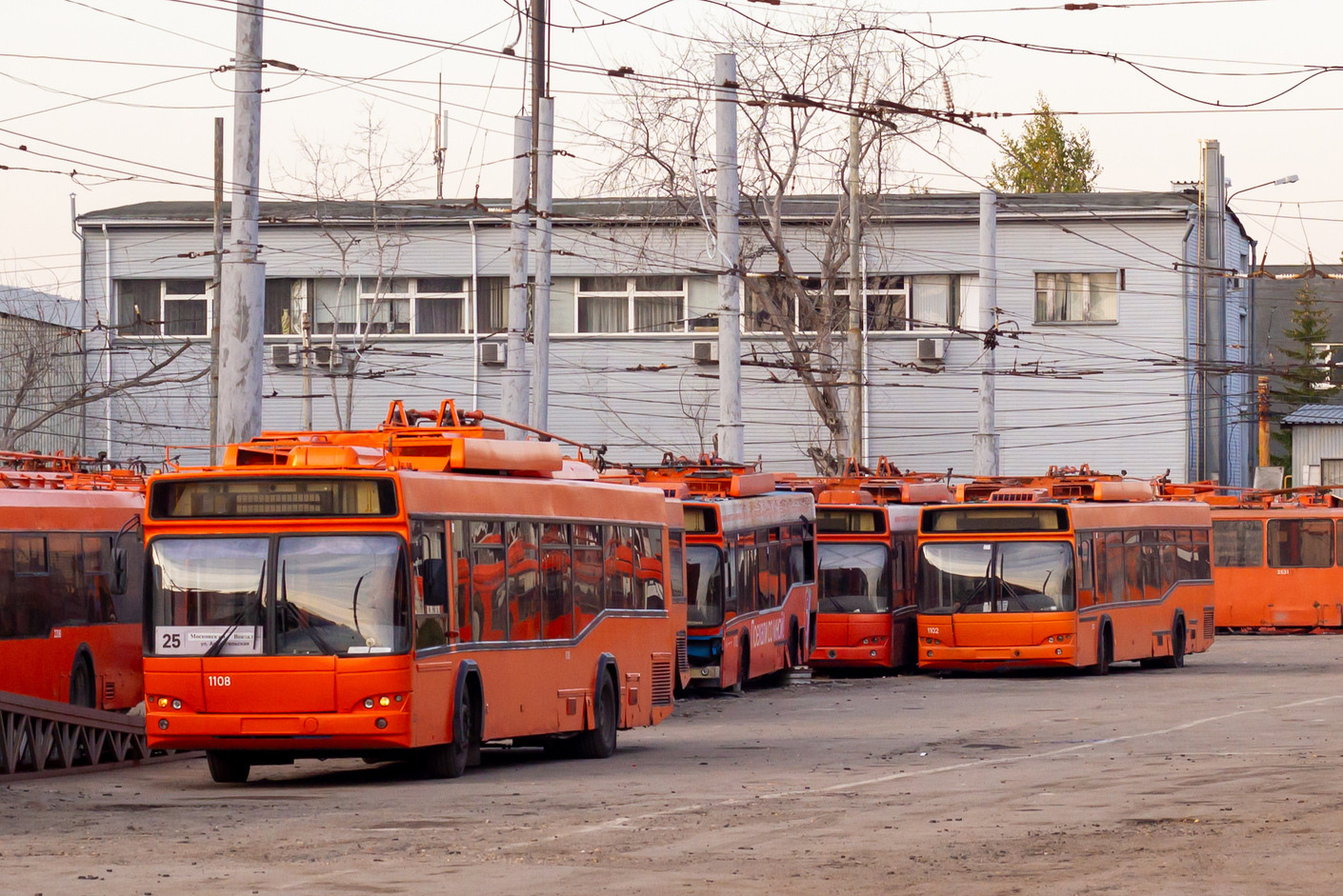 Niżny Nowogród, SVARZ-MAZ-6235.00 Nr 1108; Niżny Nowogród, SVARZ-MAZ-6235.00 Nr 1102 Niżny Nowogród, SVARZ-MAZ-6235.00 Nr 1108; Niżny Nowogród, SVARZ-MAZ-6235.00 Nr 1102