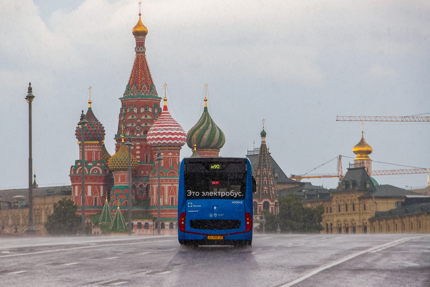 Moskau, KAMAZ-6282 Nr. 400543