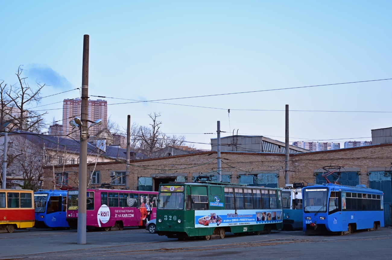 Владивосток, 71-132 (ЛМ-93) № 320; Владивосток, 71-619К № 331