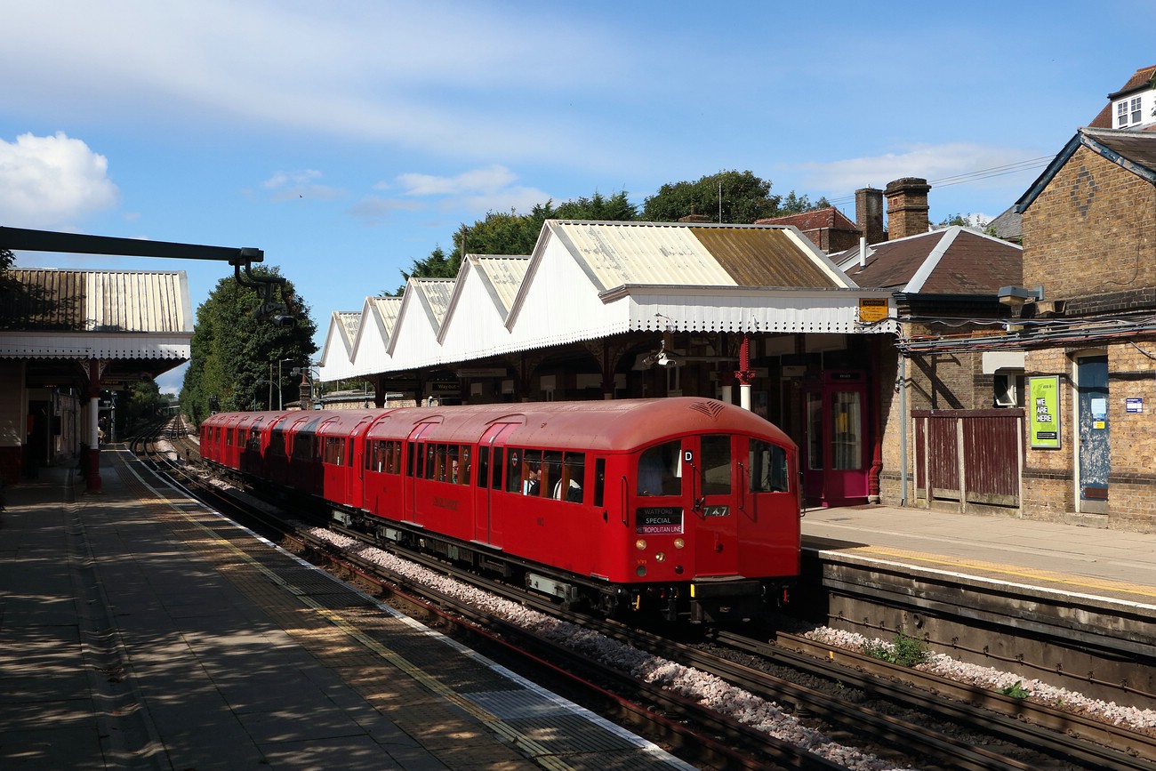Лондон, London Underground 1938 stock № 11012