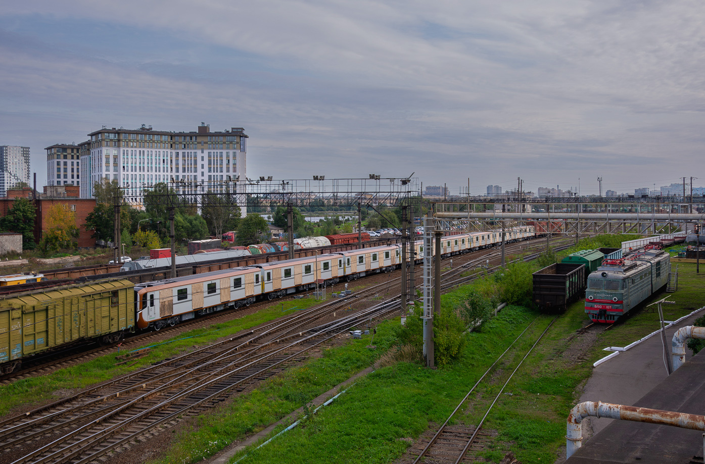 Санкт-Петербург, 81-725.1  «Балтиец» № 25085; Санкт-Петербург — Метрополитен — Перегонка вагонов метро по ж/д; Санкт-Петербург — Метрополитен — Подвижной состав — 81-725/726/727 «Балтиец»