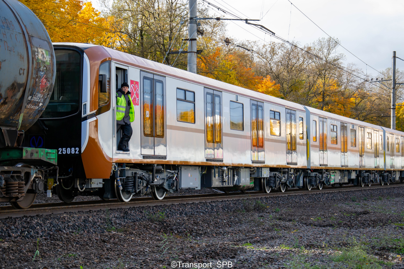 Санкт-Пецярбург, 81-725.1  «Балтиец» № 25082; Санкт-Пецярбург — Метрополитен — Перегонка вагонов метро по ж/д