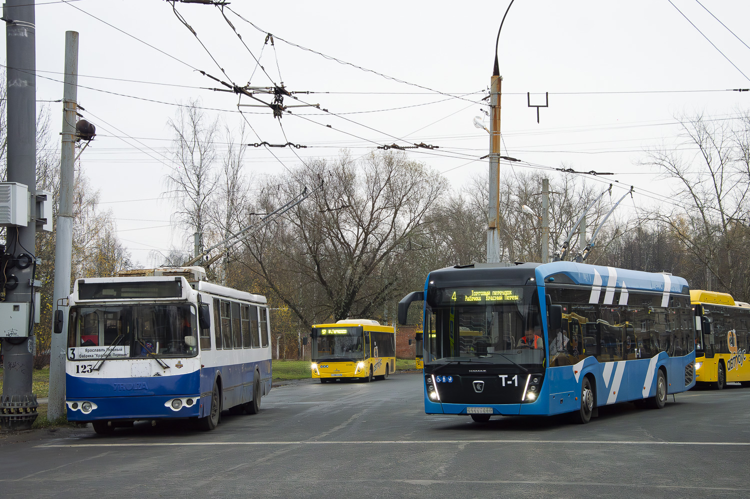 Ярославль, ЗиУ-682Г-016.02 № 123; Ярославль, КАМАЗ-62825 № Т-1