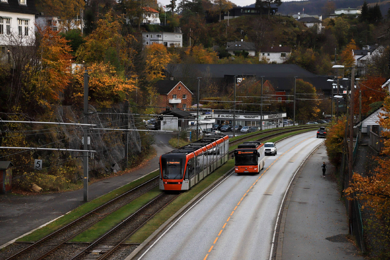 Берген, Stadler Variobahn № 224; Берген, Yutong E12 (ZK6128BEVG) № 3120