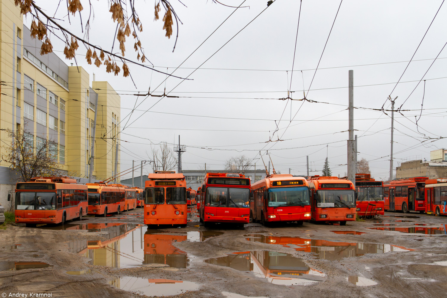 Nyizsnij Novgorod, SVARZ-MAZ-6235.00 — 3104; Nyizsnij Novgorod, ZiU-682 GOH Ivanovo — 2613; Nyizsnij Novgorod, SVARZ-MAZ-6235.00 — 3105