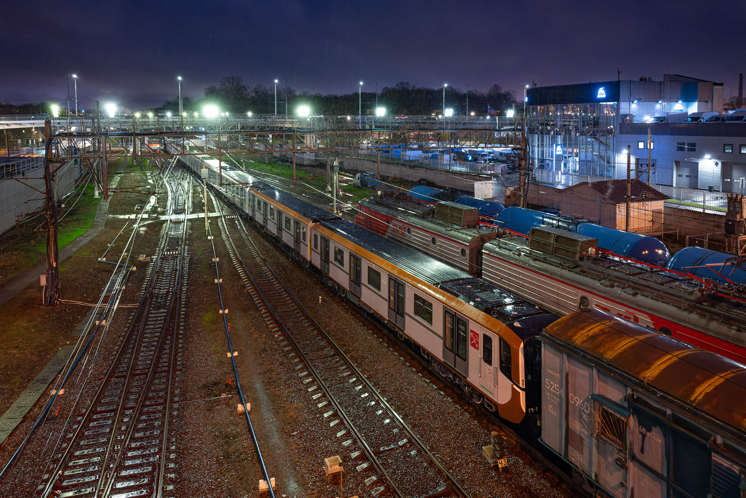 Saint-Petersburg, 81-725.1 "Baltiets" Br. 25083; Saint-Petersburg — Metro — Transport of subway cars by railway
