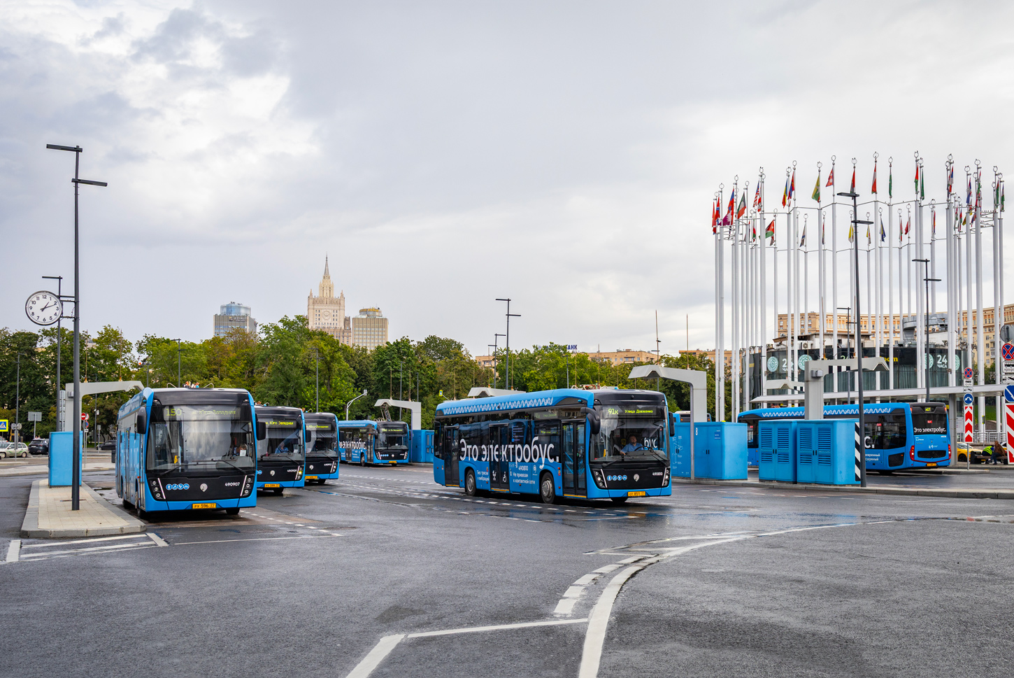 Москва, КАМАЗ-6282 № 490907; Москва, КАМАЗ-6282 № 490810