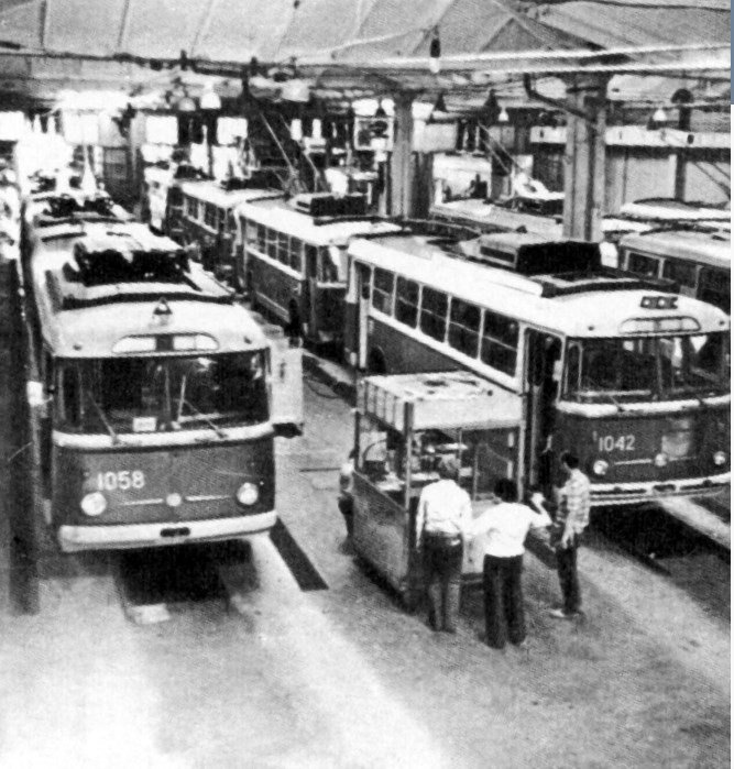 Kyjev, Škoda 9Tr14 č. 1058; Kyjev, Škoda 9Tr14 č. 1042; Kyjev — Historical photos