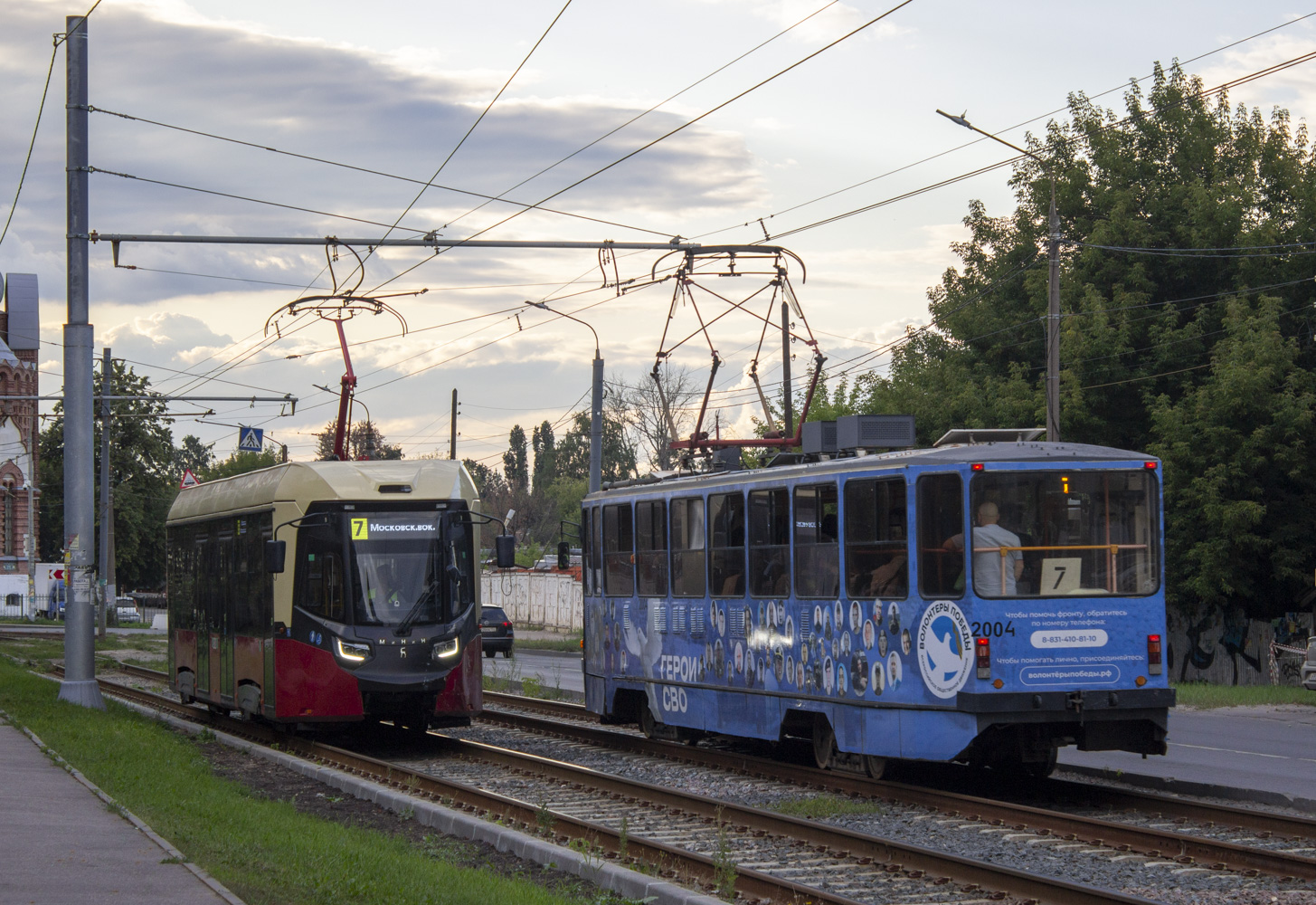Нижний Новгород, БКМ Т811 «МиНиН» № 2820; Нижний Новгород, 71-403 № 2004