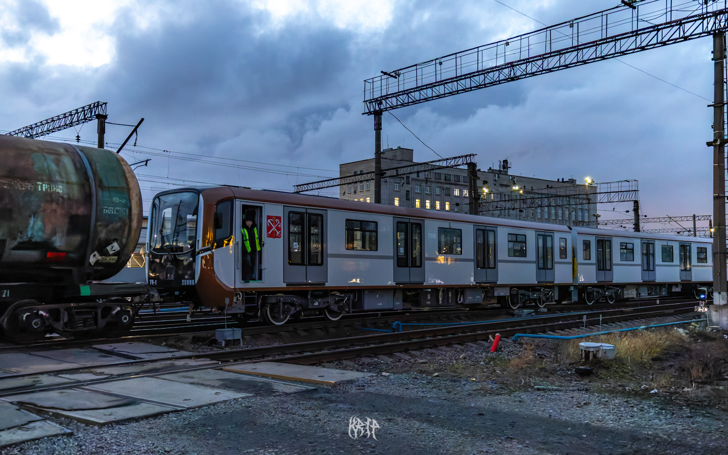 Санкт-Пецярбург, 81-725.1  «Балтиец» № 25086; Санкт-Пецярбург — Метрополитен — Перегонка вагонов метро по ж/д
